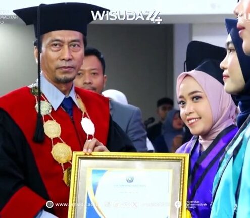 Rektor Umsida Memberikan Penghargaan kepada Wisudawan Terbaik