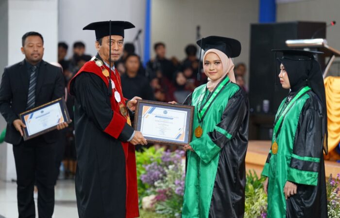 capaian membanggakan yang diraih oleh Suhaillah Himatul Uliya wisudawan terbaik pada periode wisuda tahun ini.