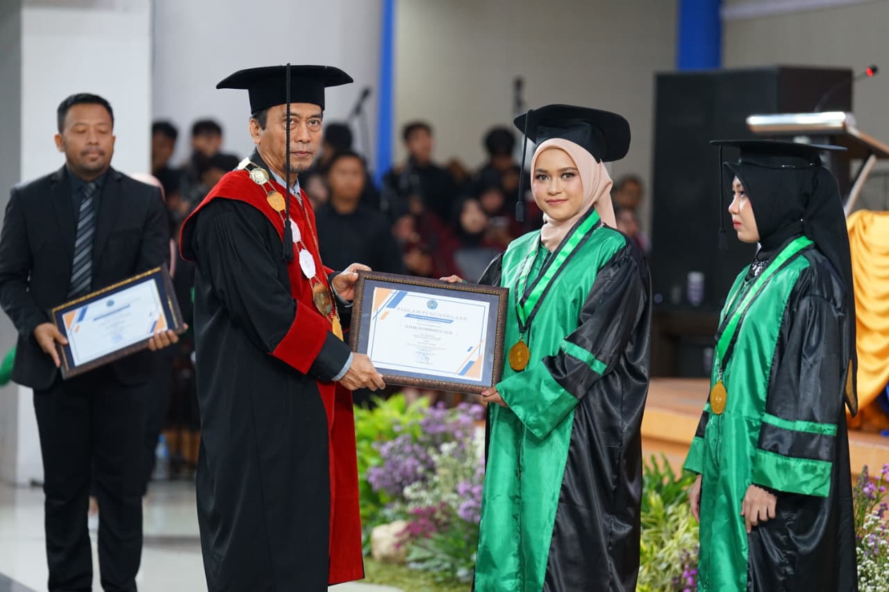 capaian membanggakan yang diraih oleh Suhaillah Himatul Uliya wisudawan terbaik pada periode wisuda tahun ini.