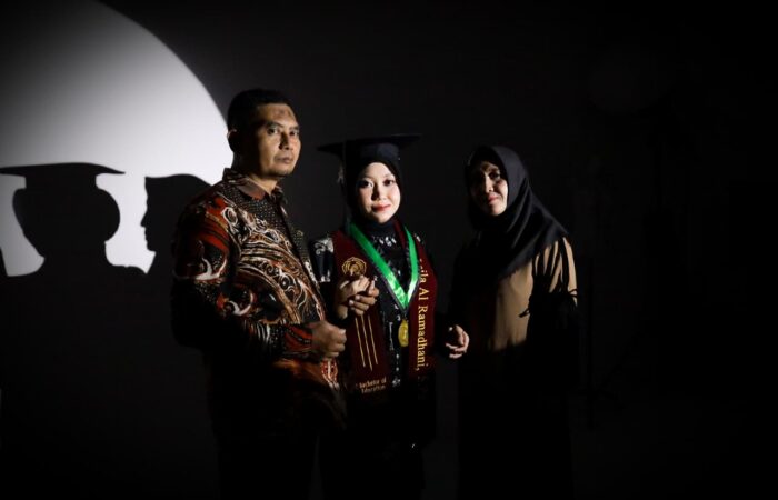 Laila Al Ramadhani salah satu wisudawan terbaik berkat dedikasi dan konsistensinya selama menempuh pendidikan di bangku perkuliahan.