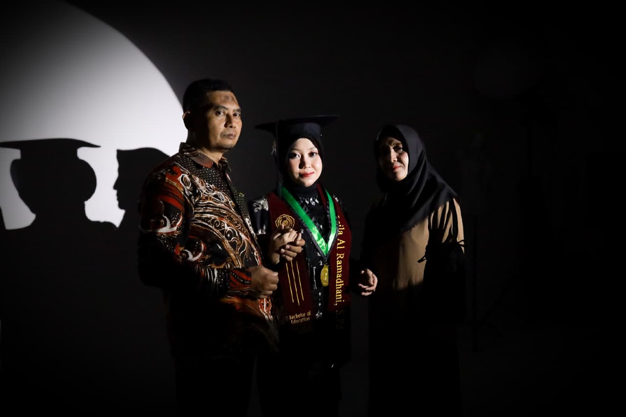Laila Al Ramadhani salah satu wisudawan terbaik berkat dedikasi dan konsistensinya selama menempuh pendidikan di bangku perkuliahan.