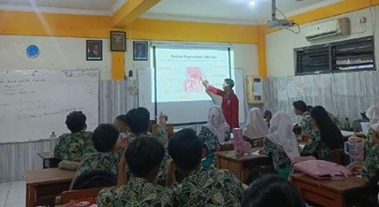 pembelajaran IPA menjadi salah satu fokus kegiatan mahasiswa selama pelaksanaan PLP 2 di SMP Negeri 3 Sidoarjo.